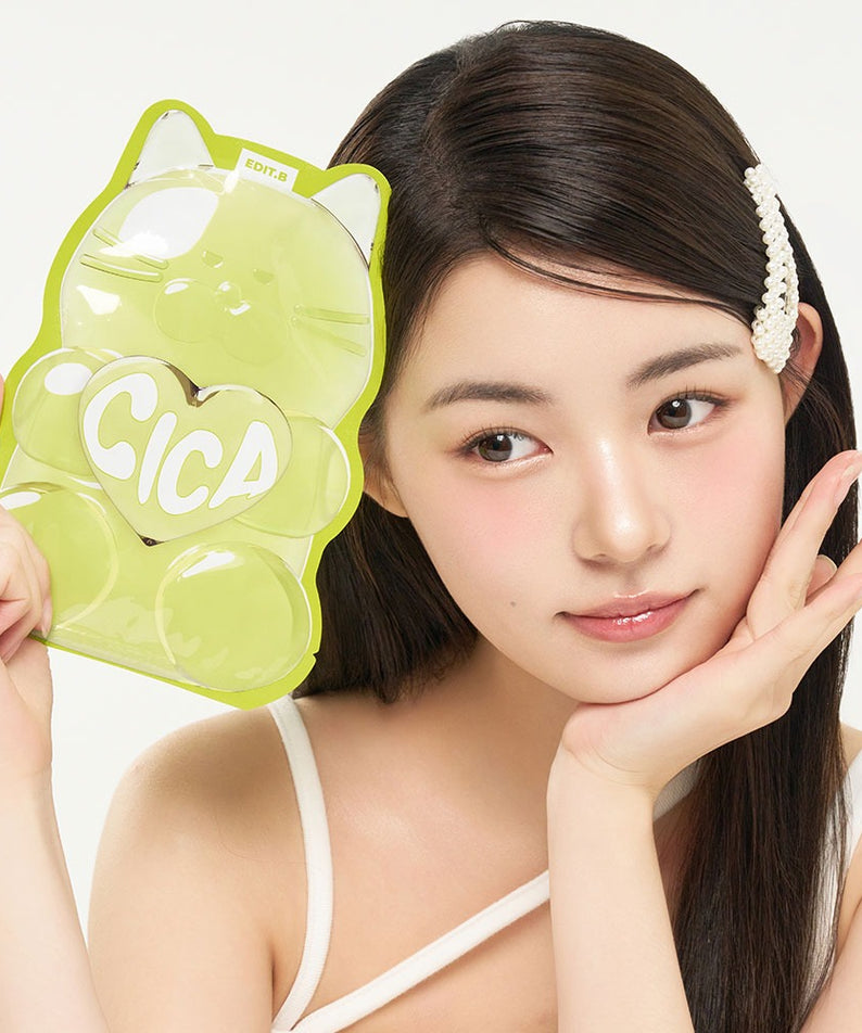 EDIT.B Waterfull Gumi Mask Cica : modèle avec masque vert Cica et fond clair, produit de la marque EDIT.B en gros plan.