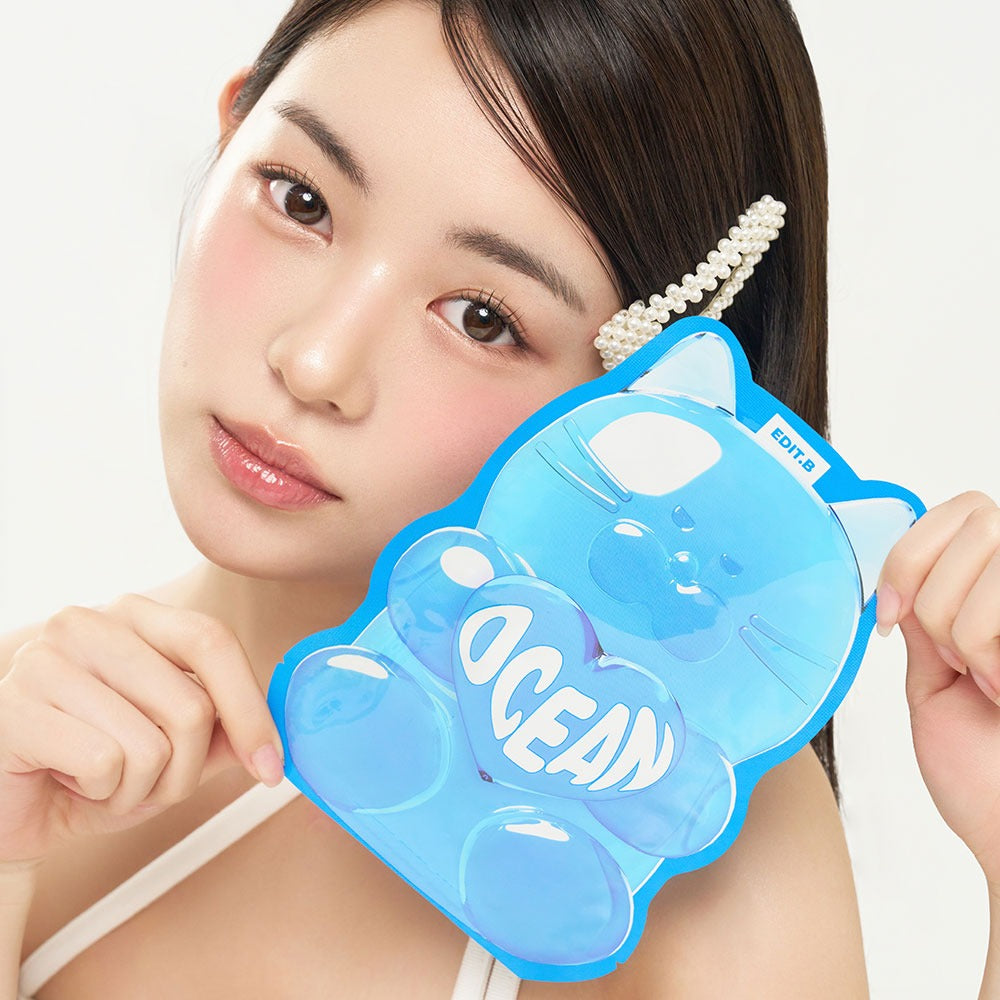 EDIT.B Waterfull Gumi Mask Ocean, masque visage océan bleu; jeune femme l’applique, fond clair, style beauté japonais.