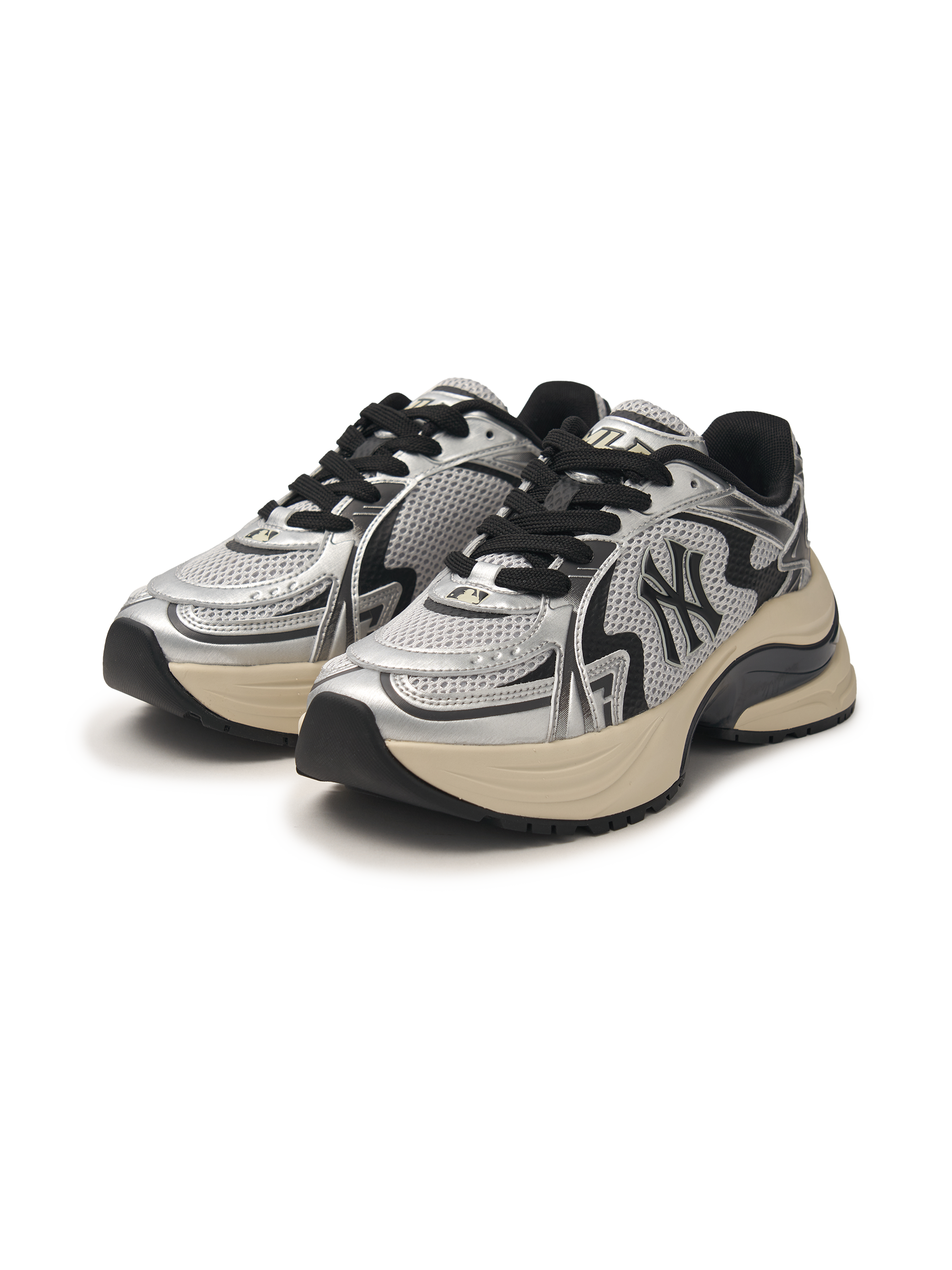 MLB Curve Runner New York Yankees SILVER, baskets marque MLB, vue produit sur fond noir, style argent.