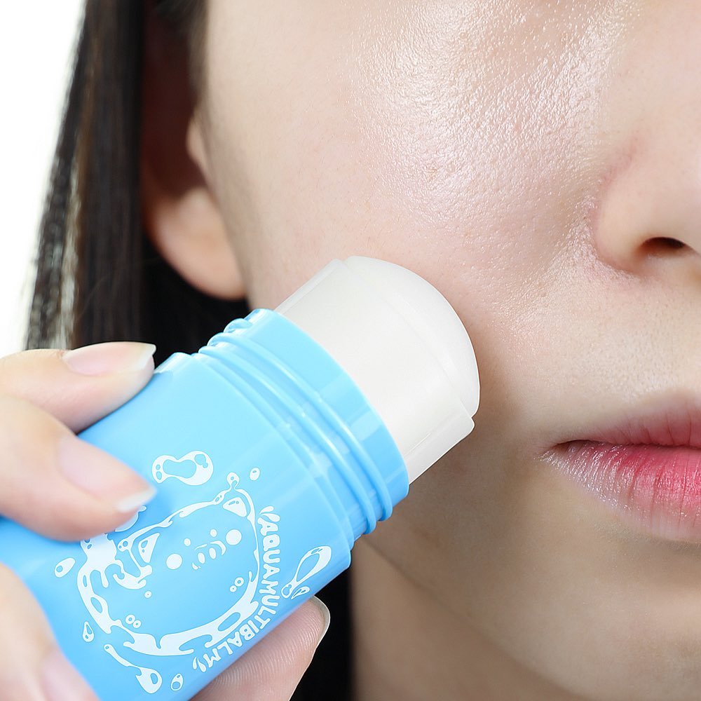 ELIZAVECCA Aqua Multi Balm 30g de la marque Elizavecca, appliqué sur le visage (soin hydratant, tube bleu)