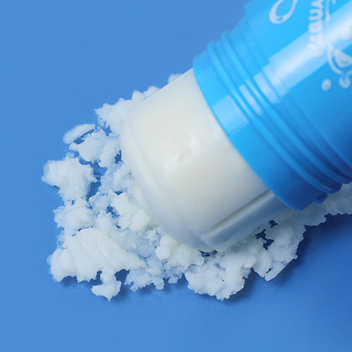 ELIZAVECCA Aqua Multi Balm 30g, baume hydratant de la marque sur fond bleu, texture crème avec flocons.