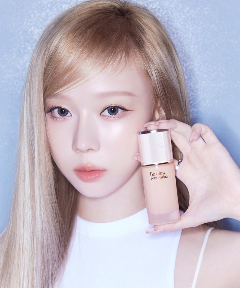 Femme présentant ESPOIR BE GLOW FOUNDATION SPF27 PA++ avec un teint lumineux. Maquillage de qualité pour une peau éclatante.