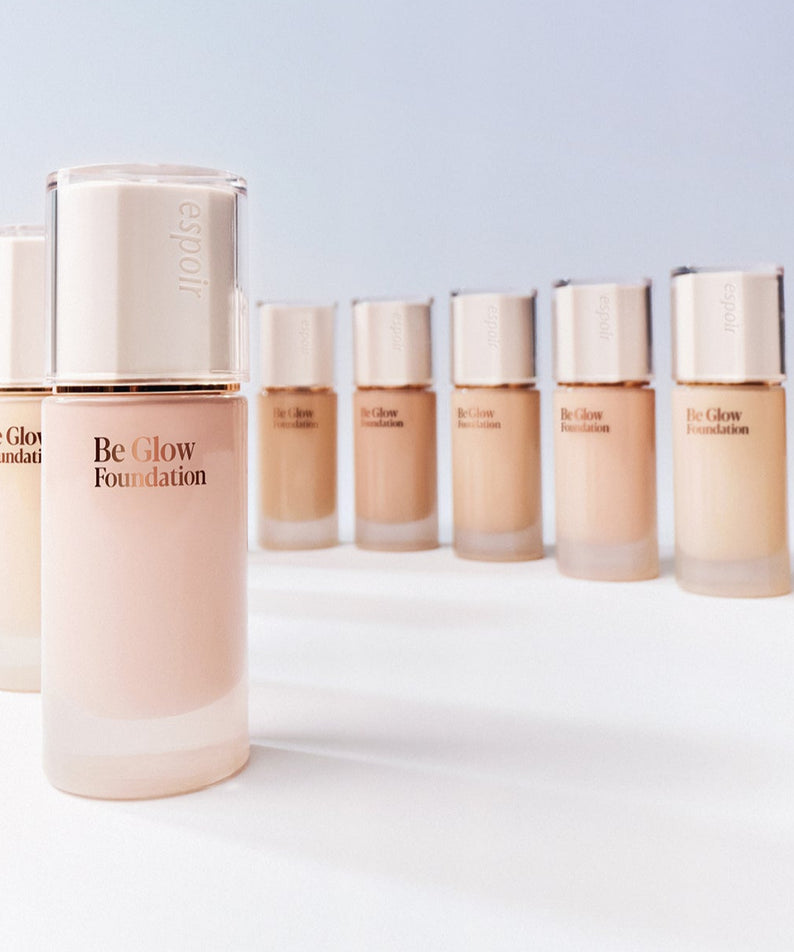 ESPOIR BE GLOW FOUNDATION SPF27 PA++ collection de fonds de teint en différentes nuances sur fond clair.