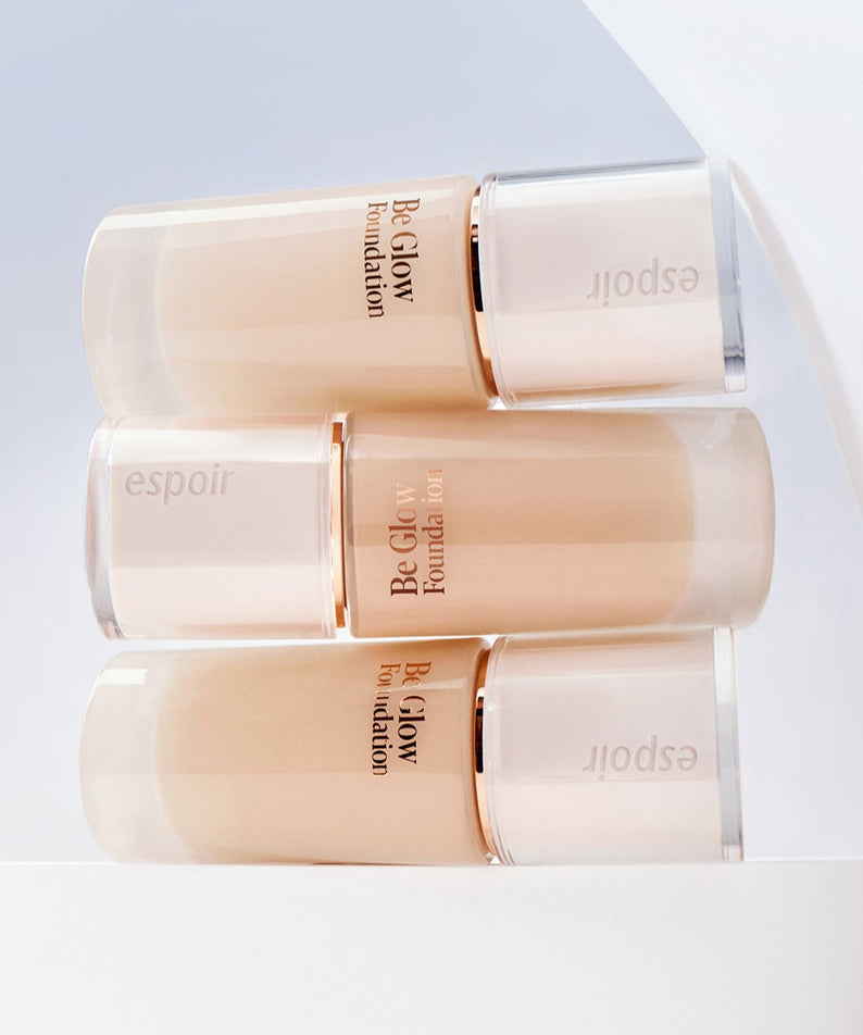 Flacons de ESPOIR BE GLOW FOUNDATION SPF27 PA++ sur fond blanc, offrant une couvrance lumineuse et protection solaire.