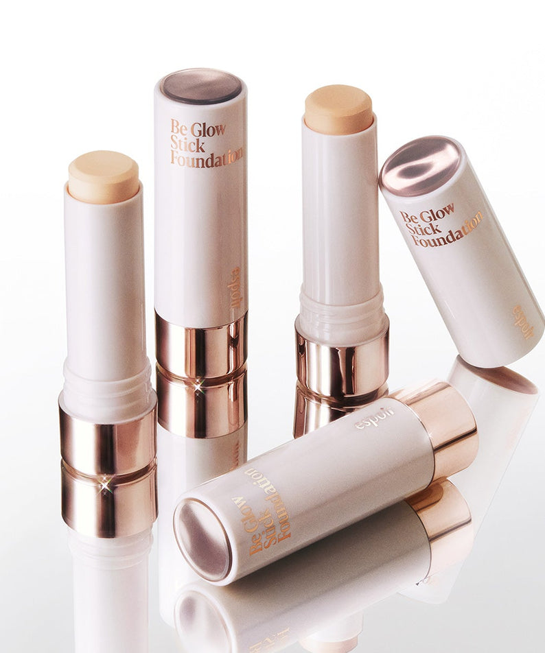 Fondations ESPOIR BE GLOW STICK FOUNDATION SPF50+ PA++++ sur fond blanc. Cosmétique avec protection solaire.