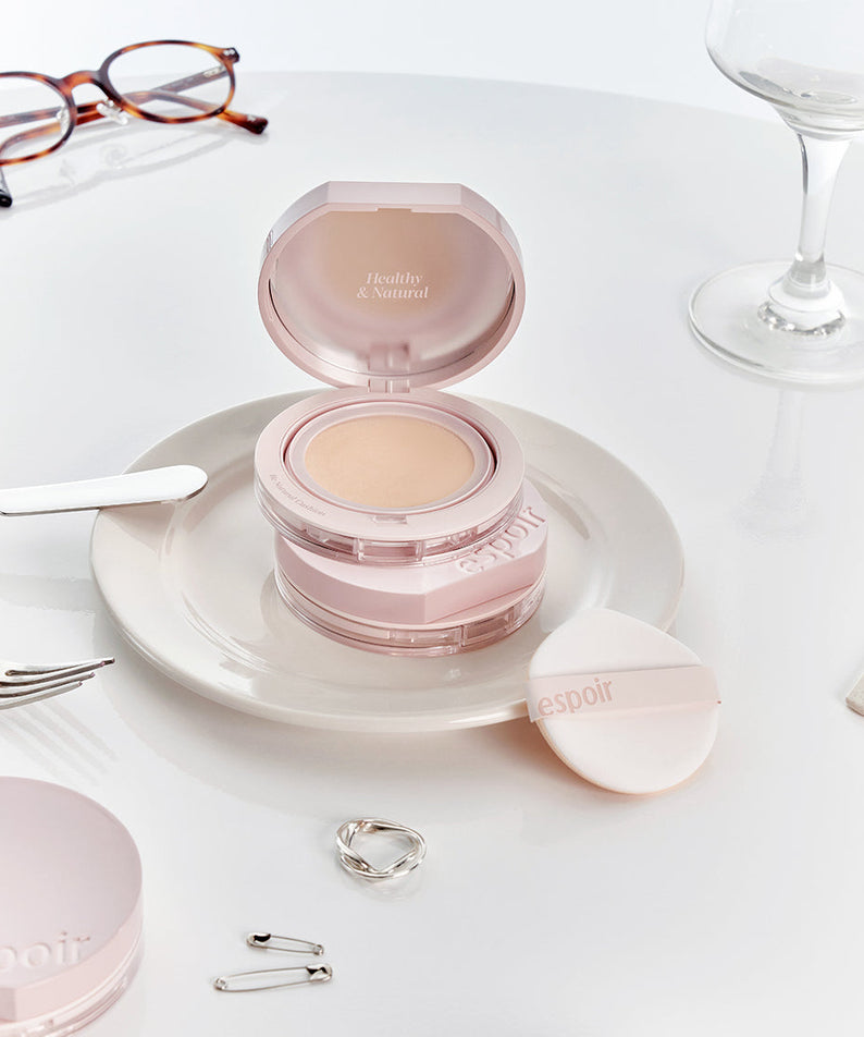 Coussin ESPOIR Be Natural Cushion SPF50+ PA++++ sur une table élégante, maquillage beauté, protection solaire haute.