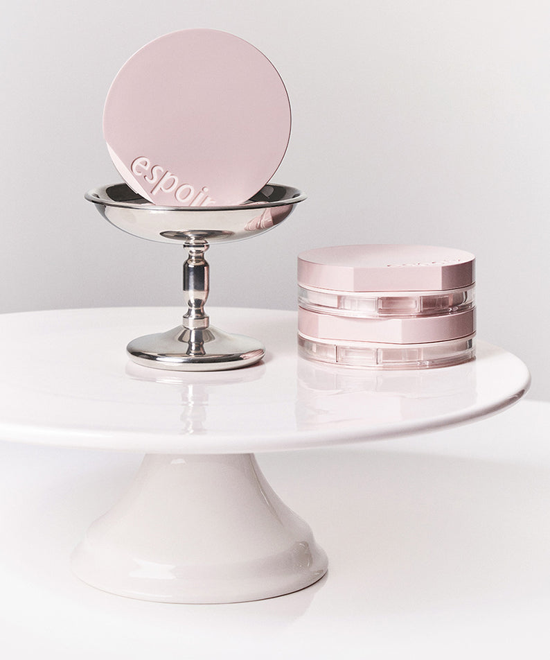 Coussin ESPOIR Be Natural Cushion SPF50+ PA++++ sur présentoir, élégance en beauté.