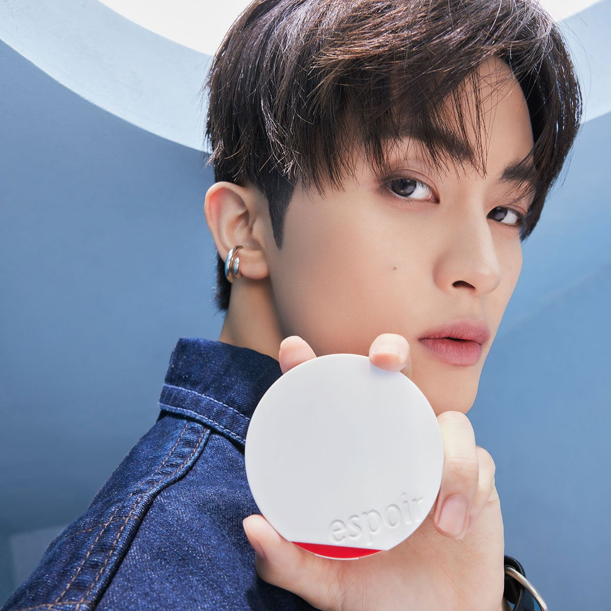 ESPOIR Bevelvet Sebumcut Cooling Cushion, produit de marque présenté en main sur fond bleu, effet rafraîchissant anti-séborrhée.