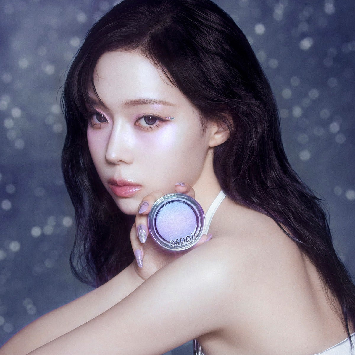 ESPOIR Strobing Highlighter de la Galaxy Beam Collection sur visage lumineux, maquillage scintillant, fond bleu étoilé