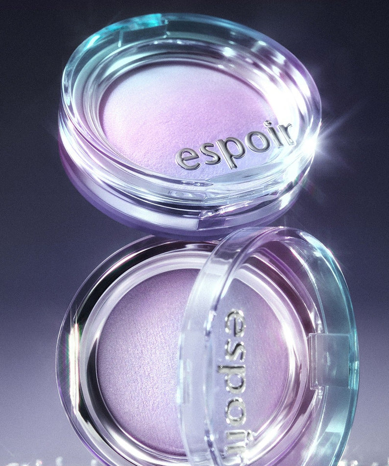 ESPOIR Strobing Highlighter Galaxy Beam Collection, pot de highlighter lila irisé sur fond sombre, marque visible esp oir