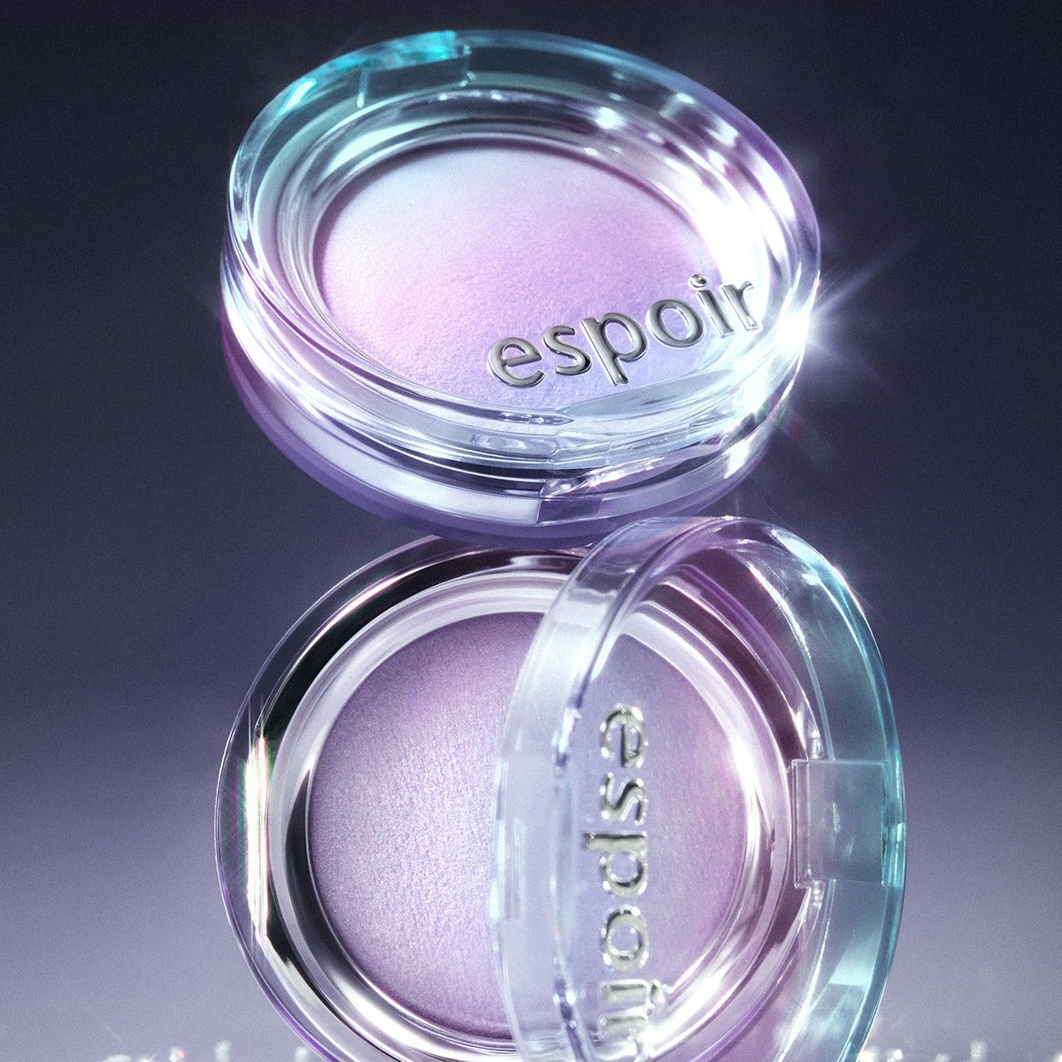 ESPOIR Strobing Highlighter Galaxy Beam Collection, pot de highlighter lila irisé sur fond sombre, marque visible esp oir