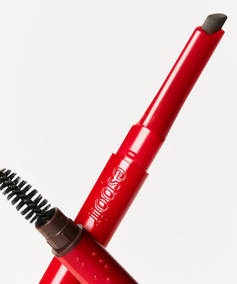 Crayon à sourcils ESPOIR THE BROW EASY SHAPING PENCIL en gros plan avec brosse intégrée pour des sourcils sculptés.