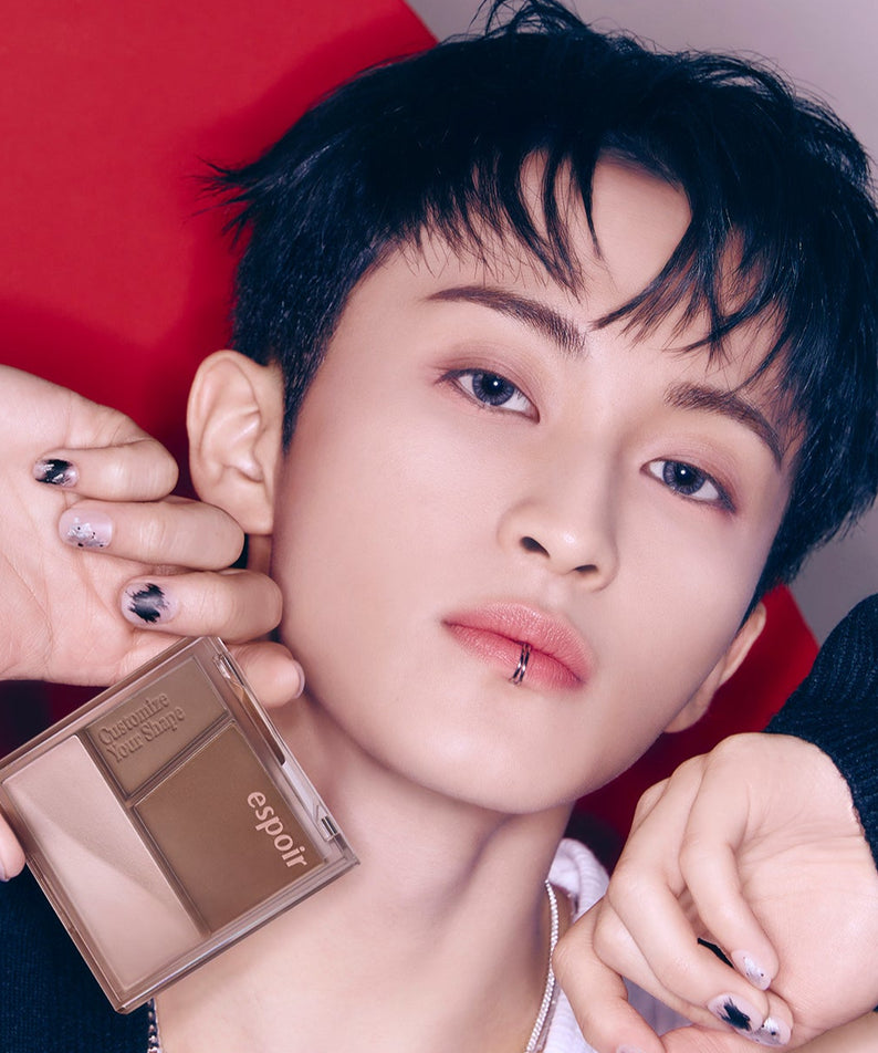 ESPOIR Tone Pairing Contour Palette, maquillage de précision avec palette de contour, homme tenant la palette devant un fond rouge.