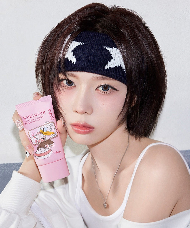 ESPOIR Water Splash Sunscreen Ceramide [Disney Edition] de la marque ESPOIR, photo d’une femme au look Disney, tube rose.