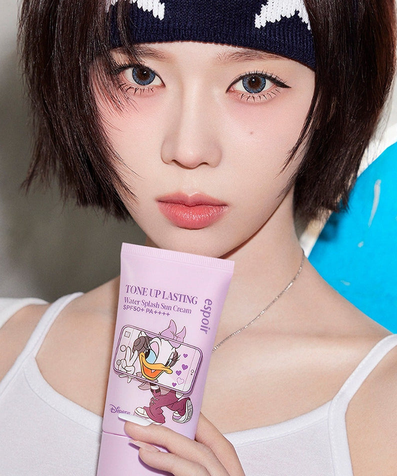 ESPOIR Water Splash Sunscreen Tone Up Lasting [Disney Edition] sur une femme, branding Disney et dégradé violet, effet tone up.