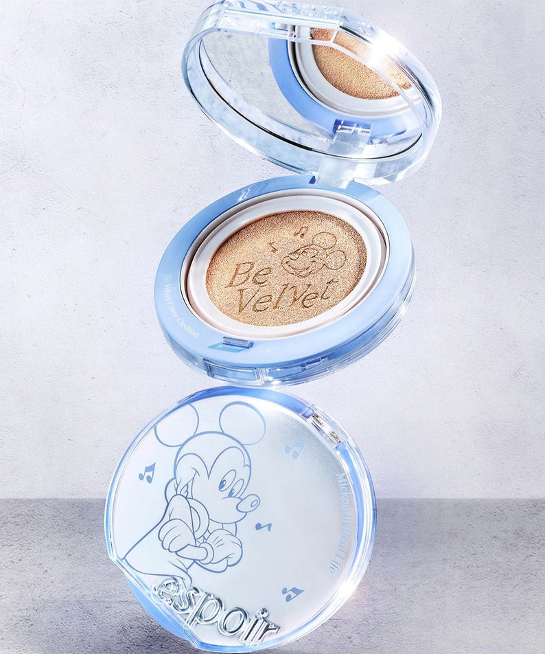 Coussin de maquillage ESPOIR Bevelvet Cover Cushion SPF42/PA++ [Disney Edition] avec design de Mickey sur fond bleu argenté.
