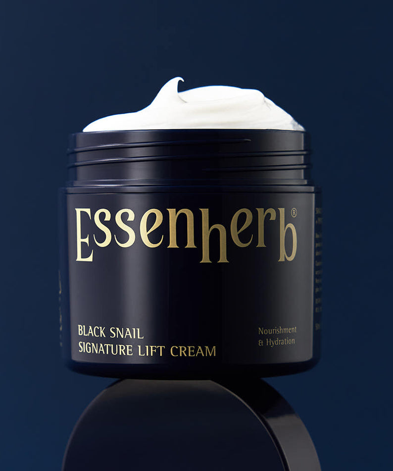 ESSENHERB Black Snail Signature Lift Cream 50ml : pot noir avec crème blanche sur fond bleu, marquage ESSENHERB.