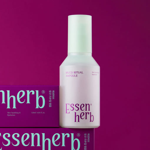 ESSENHERB Mucoritual Ampoule 120ml, flacon cosmétique violet sur fond uni avec packaging de marque, photo produit.