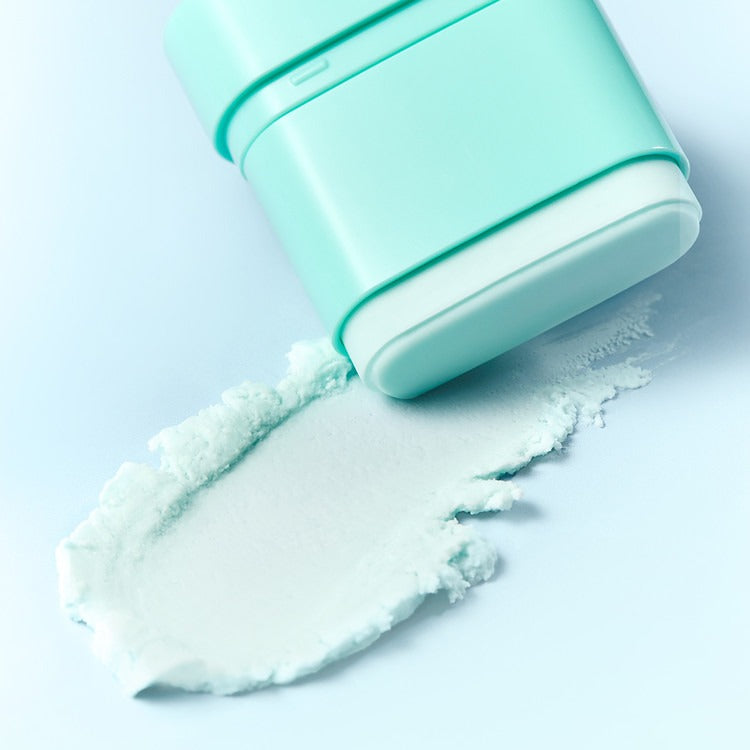 ESSENHERB  Multi Defense Cloud Fit Airy Sun Stick 10g, stick solaire vert sur fond bleu clair, texture crème