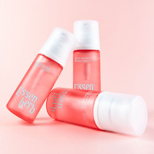 ESSENHERB Quick & Deep Bubble Essence 97ml de la marque ESSENHERB, flacons rouges sur fond rose pastel