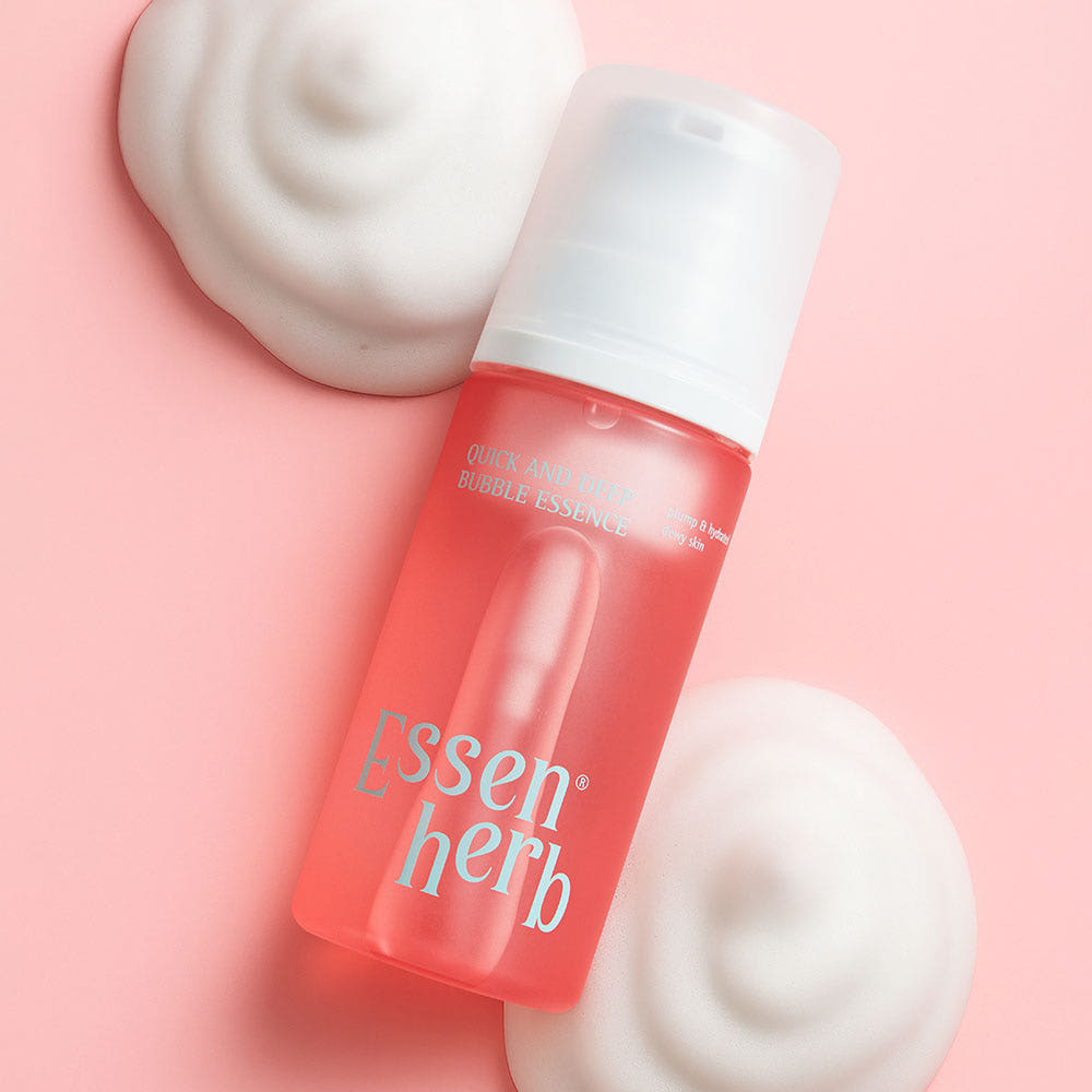 ESSENHERB Quick & Deep Bubble Essence 97ml de la marque ESSENHERB, flacon sur fond rose avec texture crème en arrière-plan