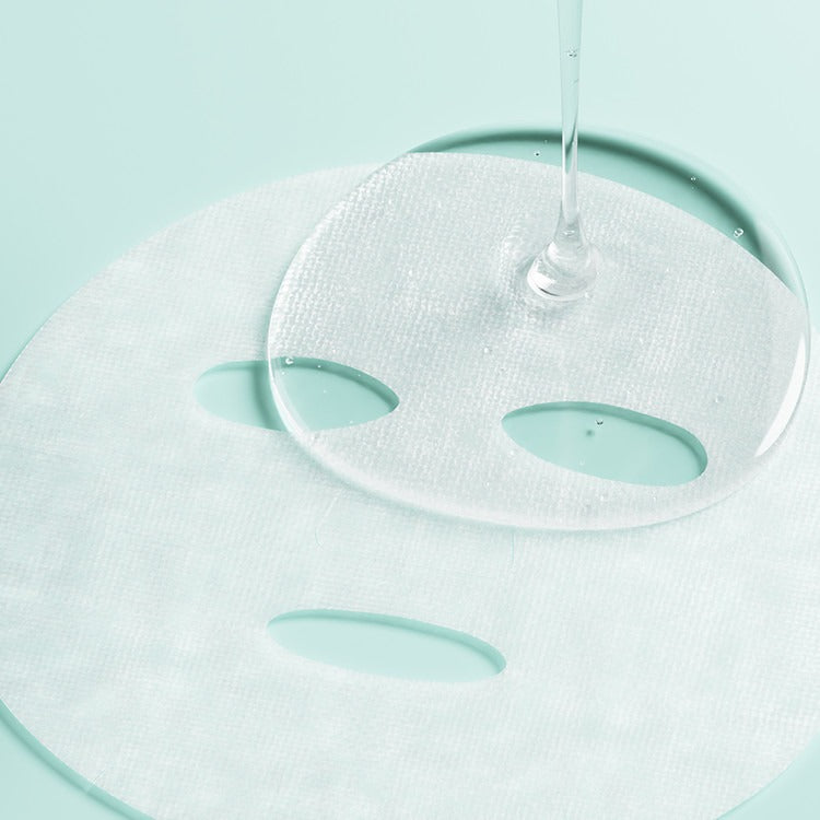 Décris l'image en français: ESSENHERB  Rose of Jericho Hydration Cotton Mask 5EA, masque en coton hydratant sur fond bleu, sérum qui coule.