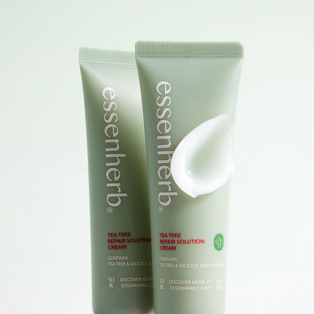 Décris l'image en français : ESSENHERB Tea Tree Repair Solution Cream 50ml, crème verte d’ESSENHERB, tubes sur fond blanc, gel crème.