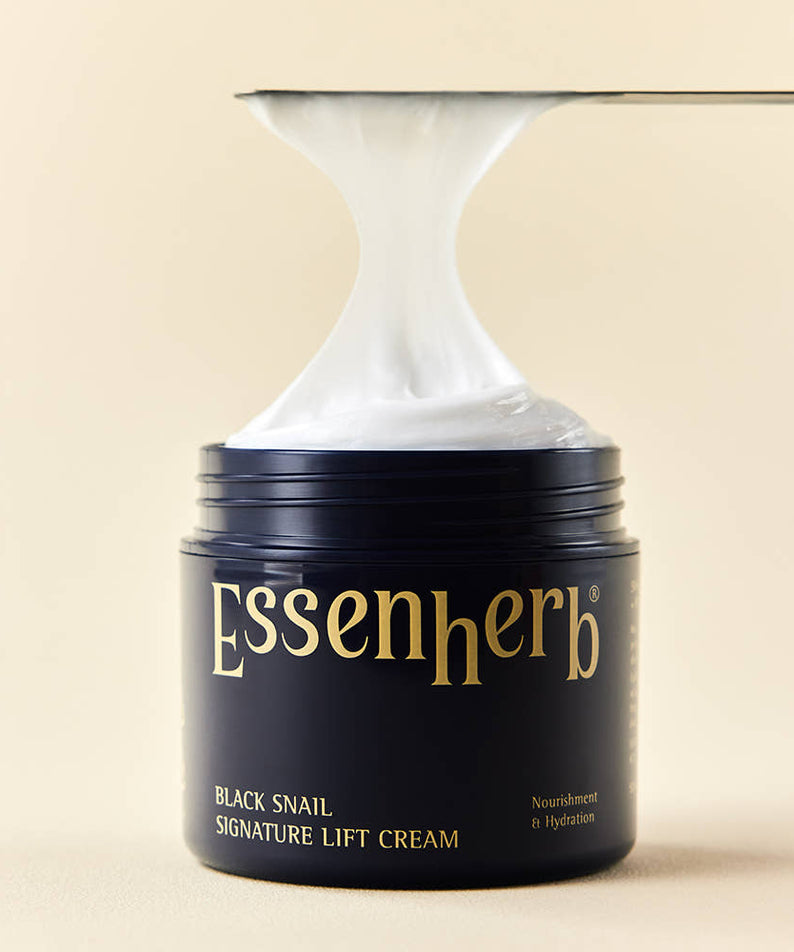 ESSENHERB Black Snail Signature Lift Cream 50ml en pot ouvert, crème blanche visible, sur fond beige.
