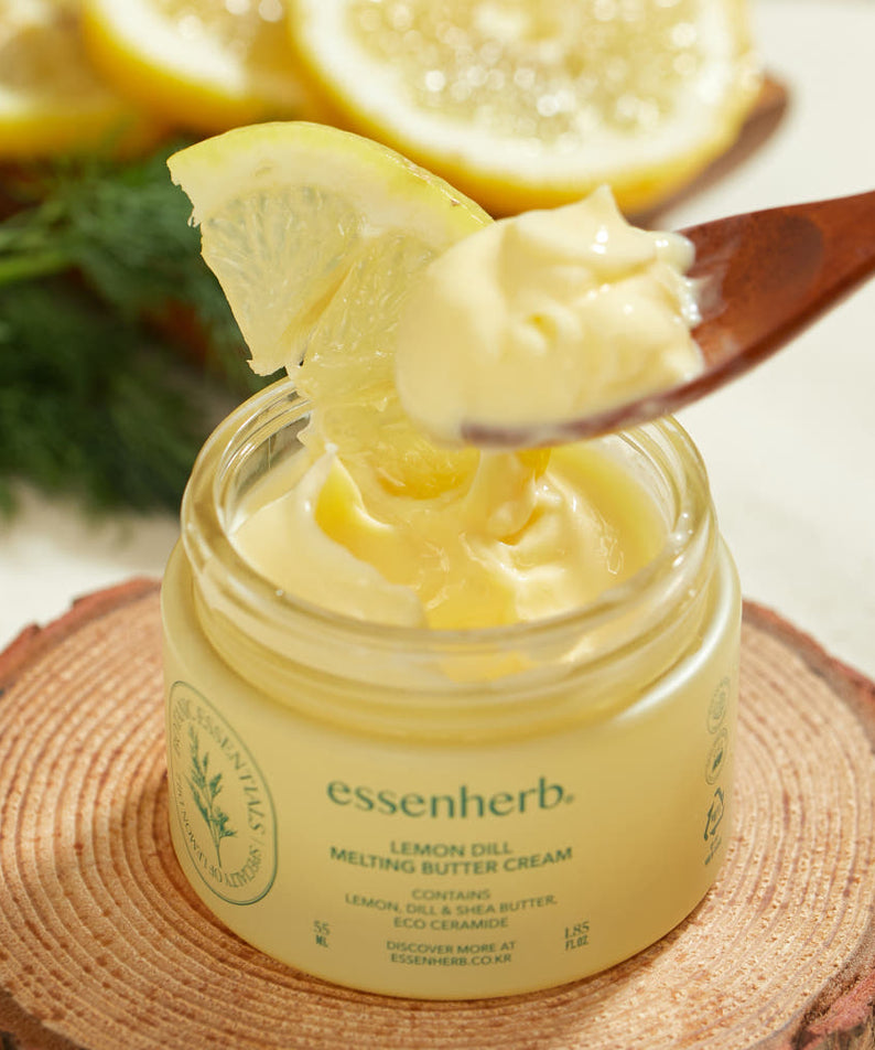 Pot de ESSENHERB Lemon Dill Melting Buttercream 55ml avec une cuillère de crème au citron et à l'aneth.