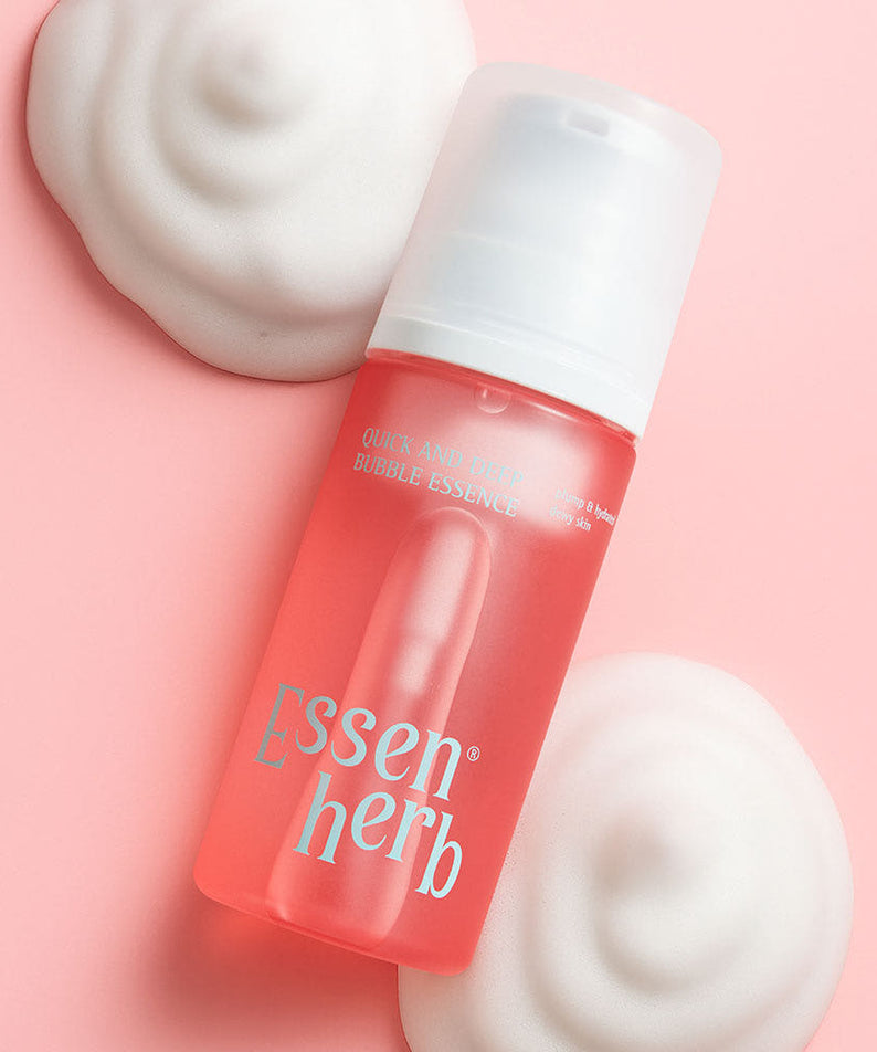 Flacon ESSENHERB Quick & Deep Bubble Essence 97ml sur fond rose avec mousse blanche