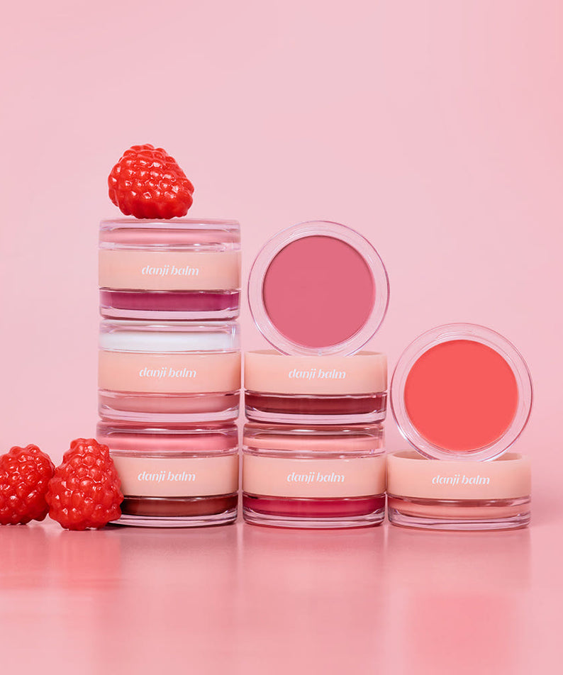 ETUDE  Danji Balm 30g, pots cosmétiques et framboises sur fond rose, marque ETUDE, vue produit en studio.