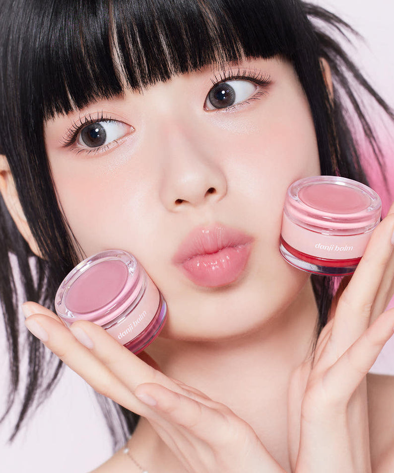 ETUDE  Danji Balm 30g, baume rose en pot; marque ETUDE présentée par une femme sur fond clair.