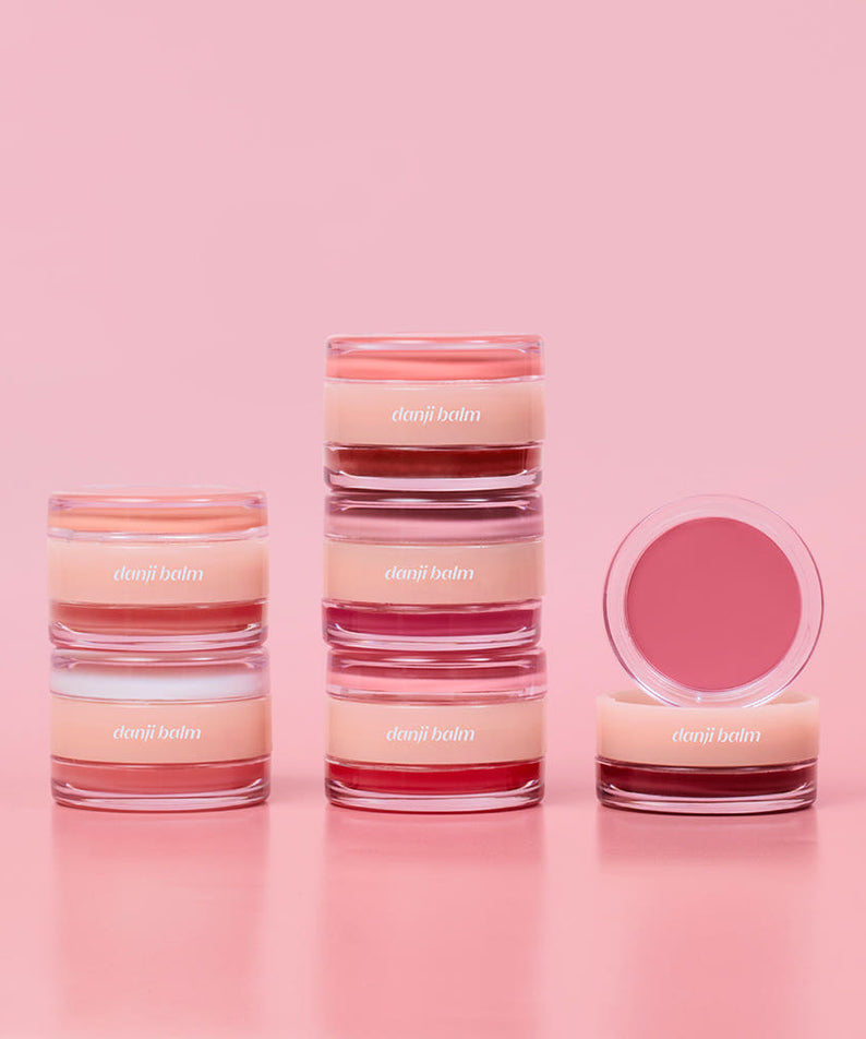 ETUDE  Danji Balm 30g de la marque ETUDE, baumes cosmétiques sur fond rose, pots empilés et miroir