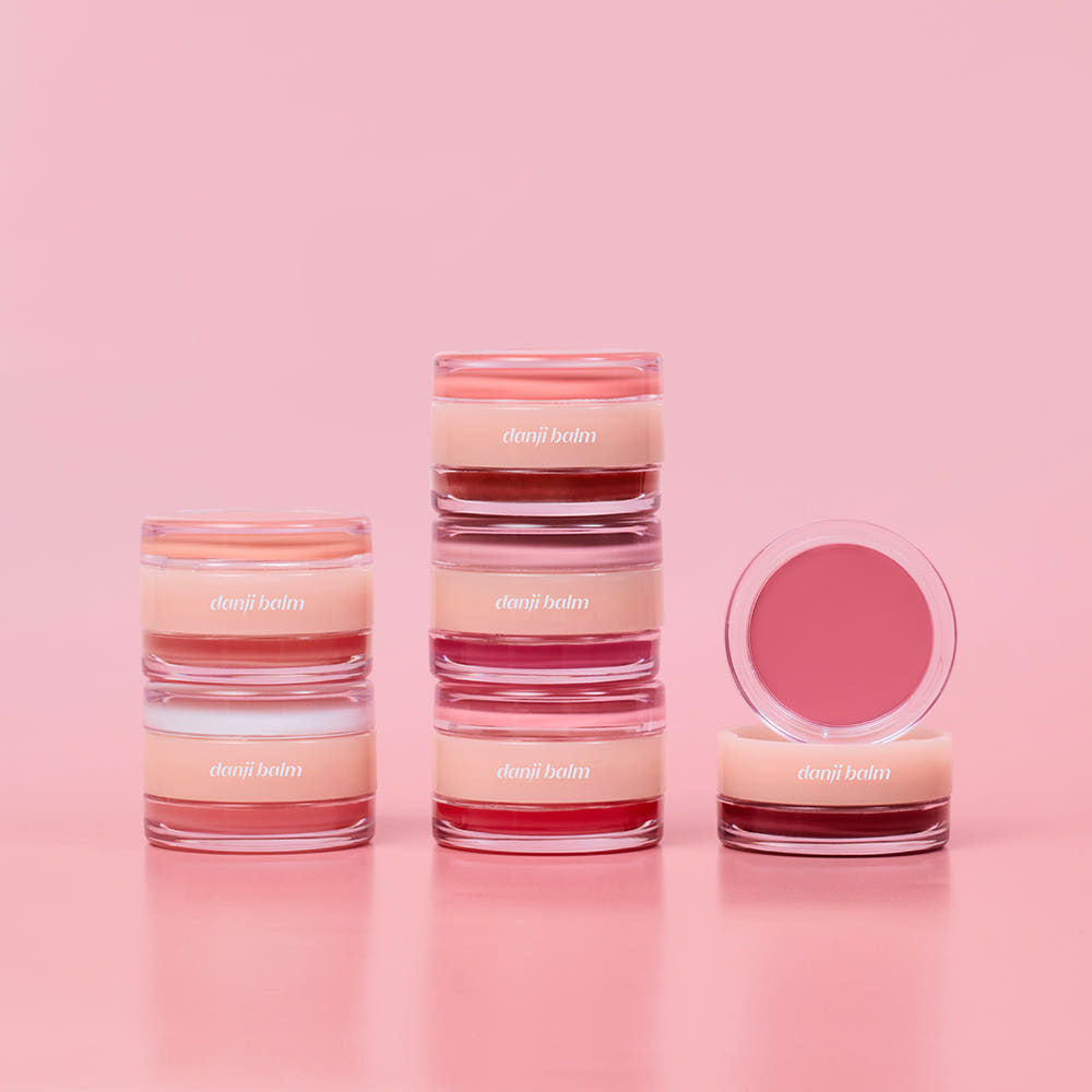 ETUDE  Danji Balm 30g de la marque ETUDE, baumes cosmétiques sur fond rose, pots empilés et miroir