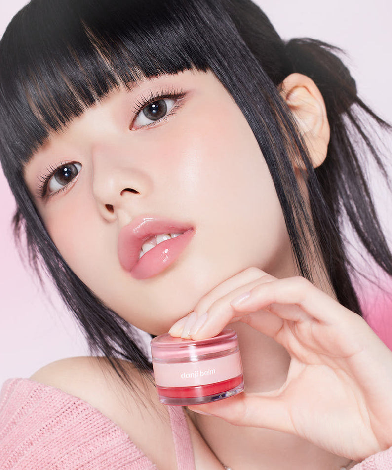 ETUDE  Danji Balm 30g de la marque ETUDE, baume cosmétique présenté par une femme sur fond rose pastel.