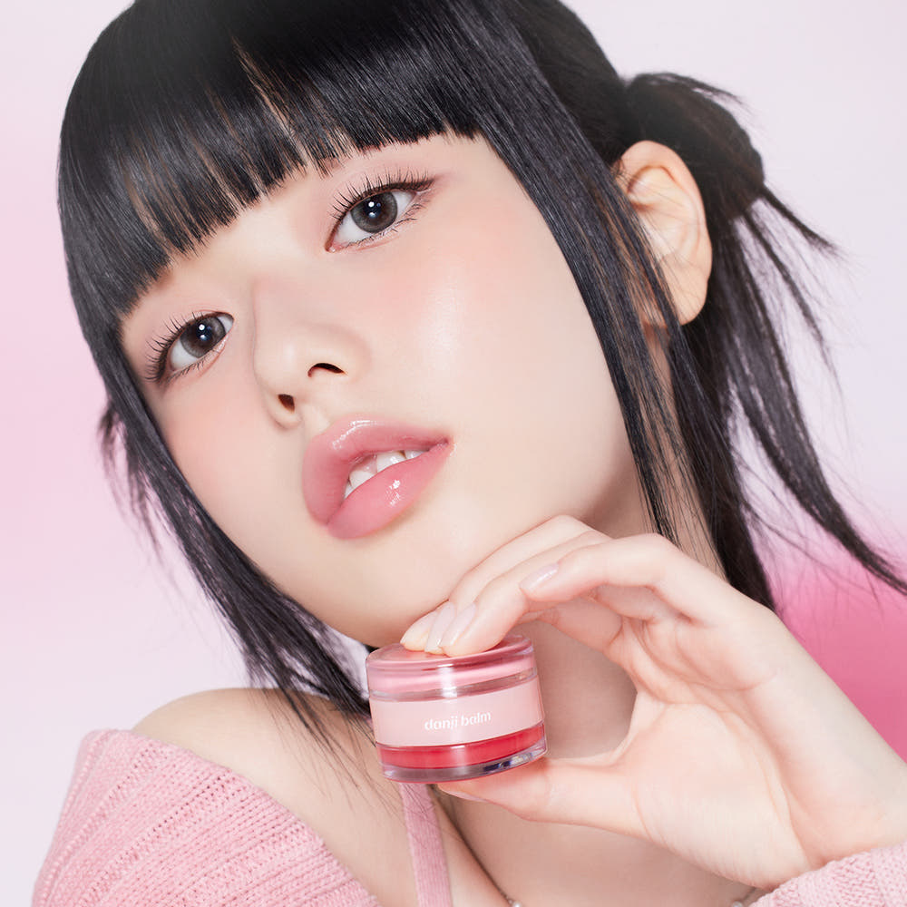 ETUDE  Danji Balm 30g de la marque ETUDE, baume cosmétique présenté par une femme sur fond rose pastel.