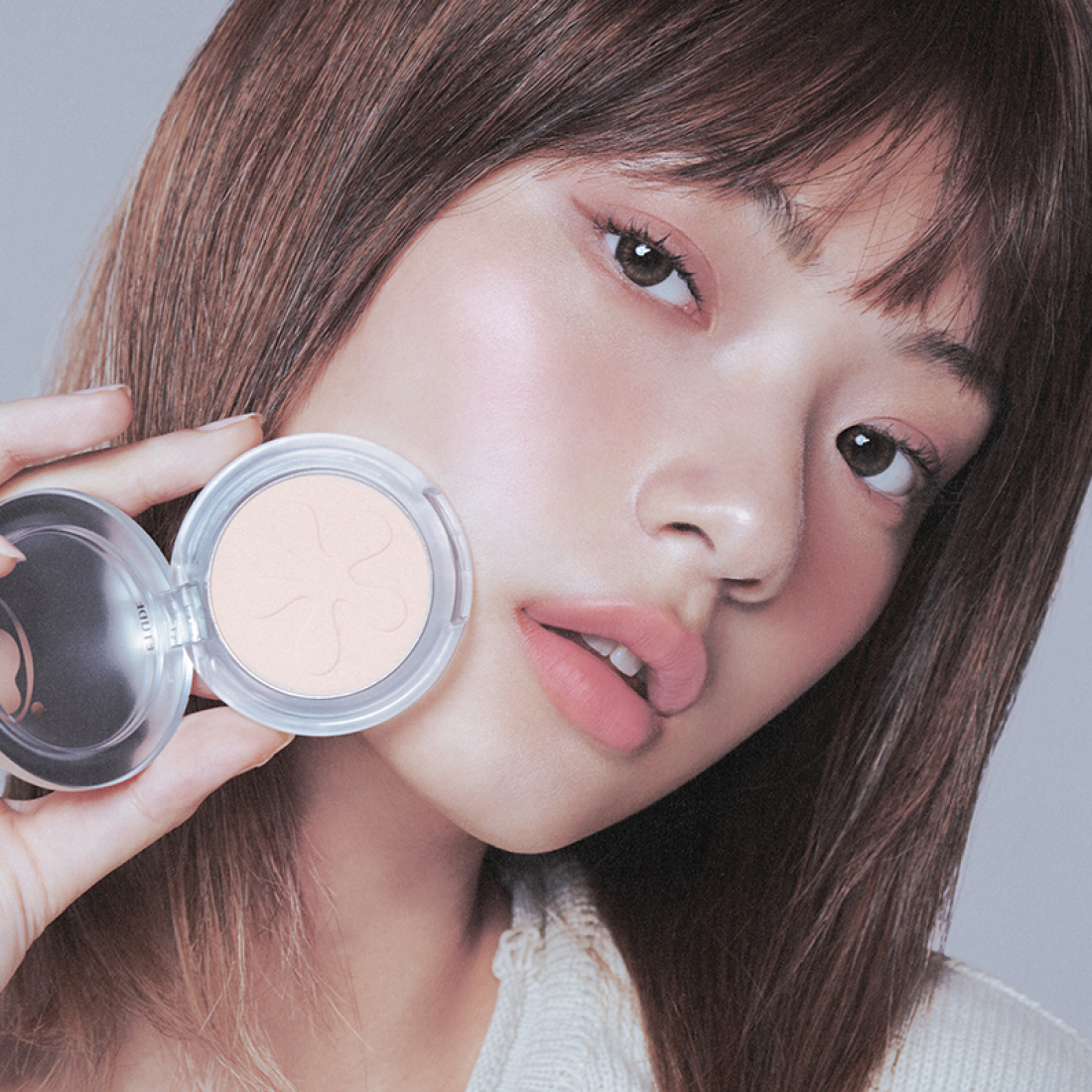 ETUDE Face Brightener de la marque ETUDE : produit cosmétique présenté sur le visage d’une femme, en studio clair.