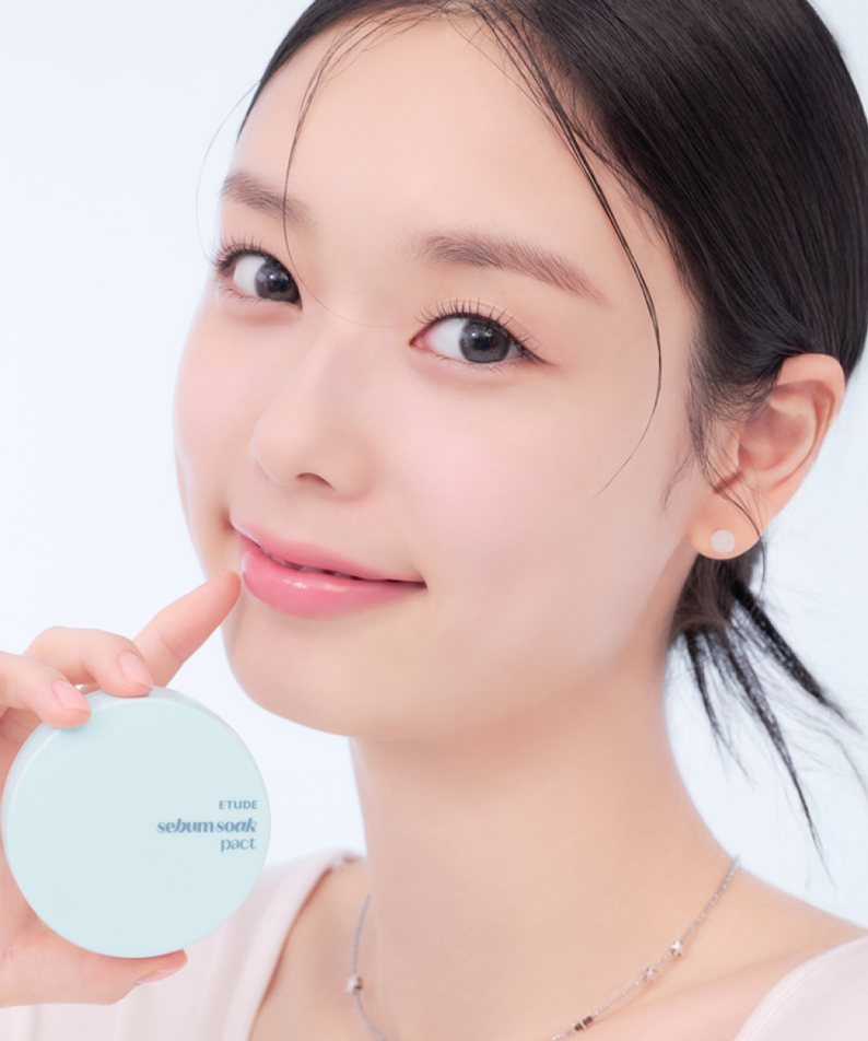 ETUDE  Fiji Ssok Pact 9.5g : une femme tient le compact rond bleu pâle, portrait beauté sur fond clair.