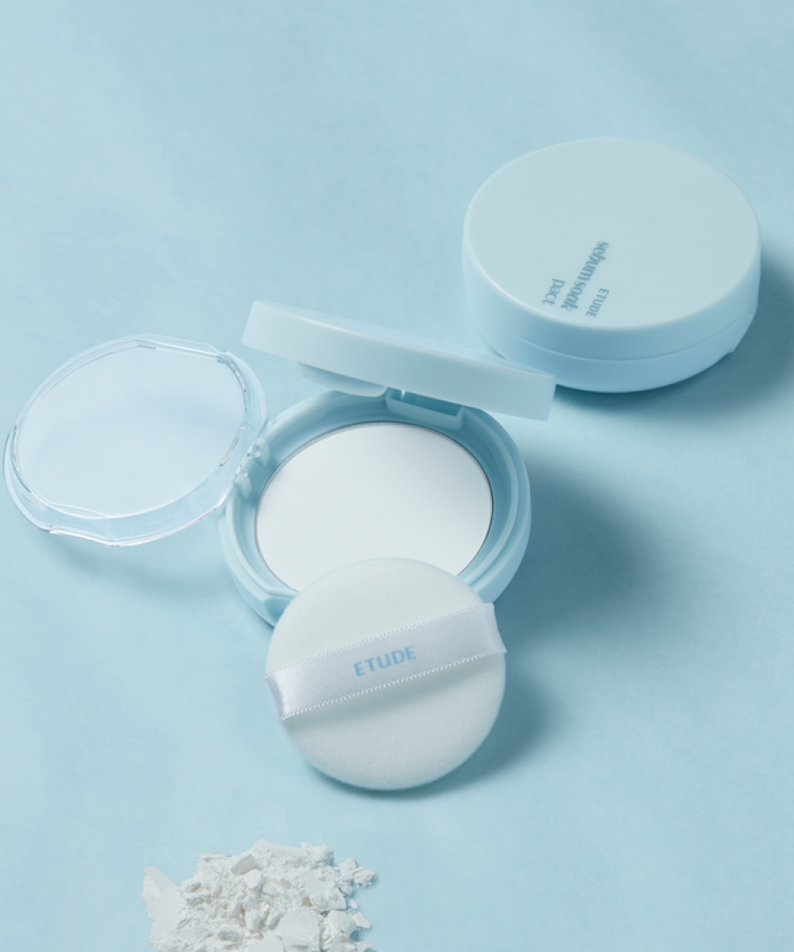 ETUDE  Fiji Ssok Pact 9.5g de la marque ETUDE, boîtier et poudre sur fond bleu pastel, contexte beauté