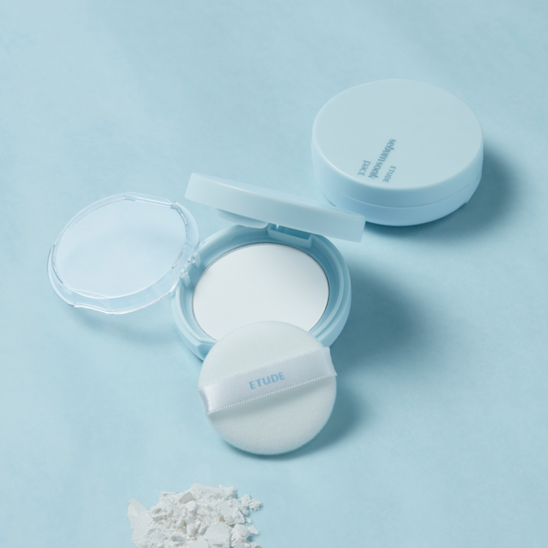 ETUDE  Fiji Ssok Pact 9.5g de la marque ETUDE, boîtier et poudre sur fond bleu pastel, contexte beauté