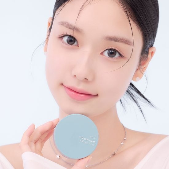 Décris l'image en français en mentionnant le produit, la marque et le contexte visuel. ETUDE Fiji-soo Jelly Powder 8g, boîte bleue, fond clair.
