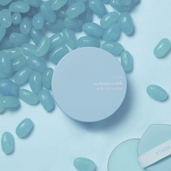 ETUDE Fiji-soo Jelly Powder 8g de la marque ETUDE, pot entouré de perles jelly bleues sur fond bleu clair