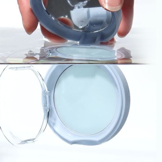ETUDE Fiji-soo Jelly Powder 8g, marque ETUDE, poudre en gel bleuté sur packaging transparent, mains à l’arrière-plan.