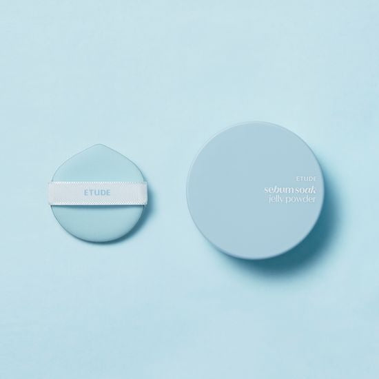 ETUDE Fiji-soo Jelly Powder 8g, marque ETUDE, boîtes rondes pastel bleu clair sur fond uni, style cosmétique.