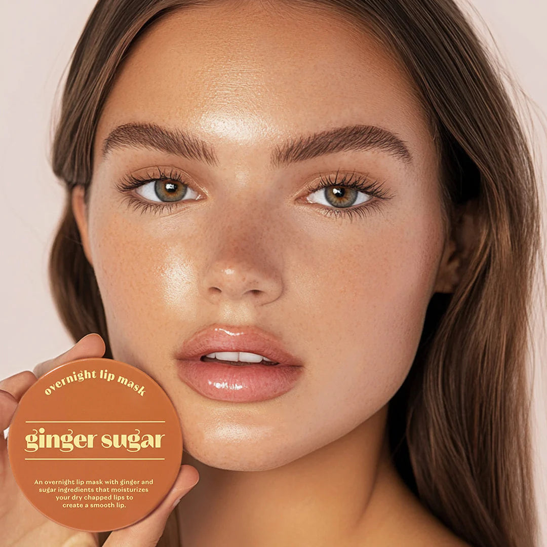 Décris l’image en français: ETUDE Ginger Sugar Lip Care 2-piece Set, marque ETUDE, masque lèvres en pot, visage maquillé.