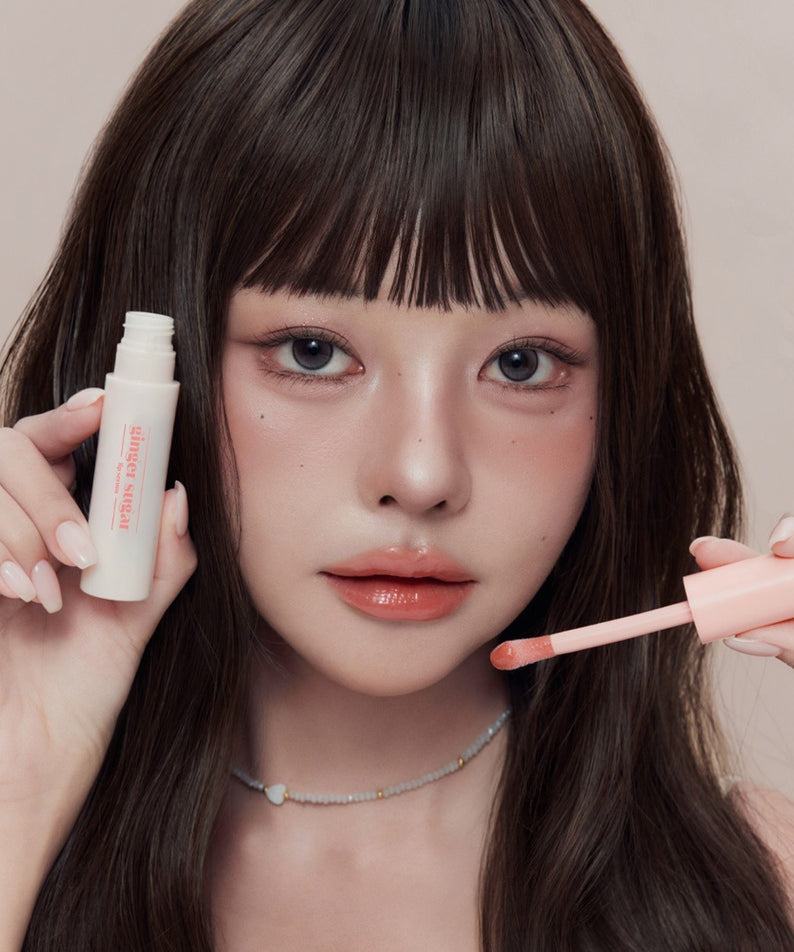 ETUDE Ginger Sugar Lip Serum 13g de la marque ETUDE, sur fond beige, appliqué près des lèvres, maquillage maquillage lifestyle.