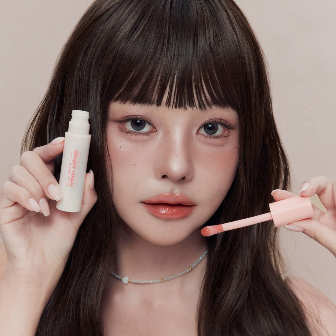 ETUDE Ginger Sugar Lip Serum 13g de la marque ETUDE, sur fond beige, appliqué près des lèvres, maquillage maquillage lifestyle.
