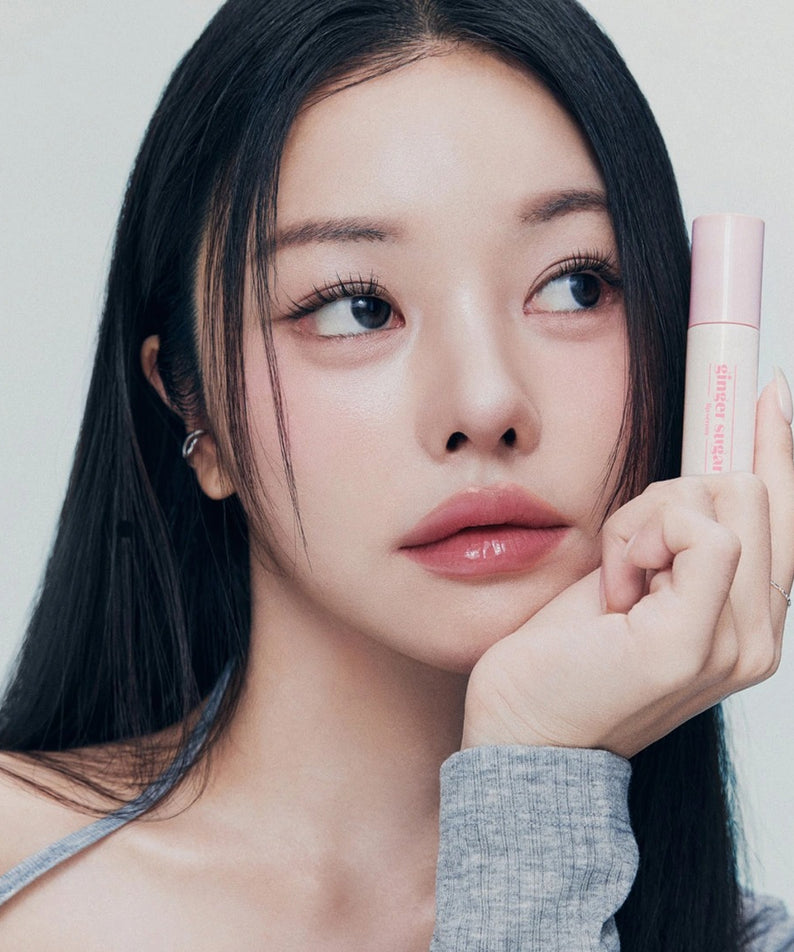 ETUDE Ginger Sugar Lip Serum 13g de la marque ETUDE, flacon rose près des lèvres sur fond clair, photo beauté.