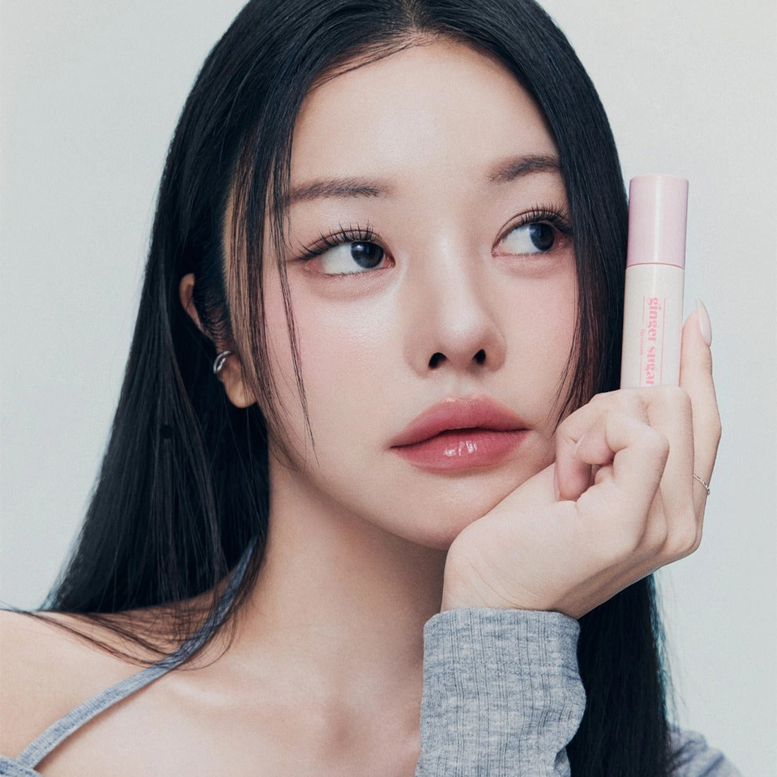 ETUDE Ginger Sugar Lip Serum 13g de la marque ETUDE, flacon rose près des lèvres sur fond clair, photo beauté.