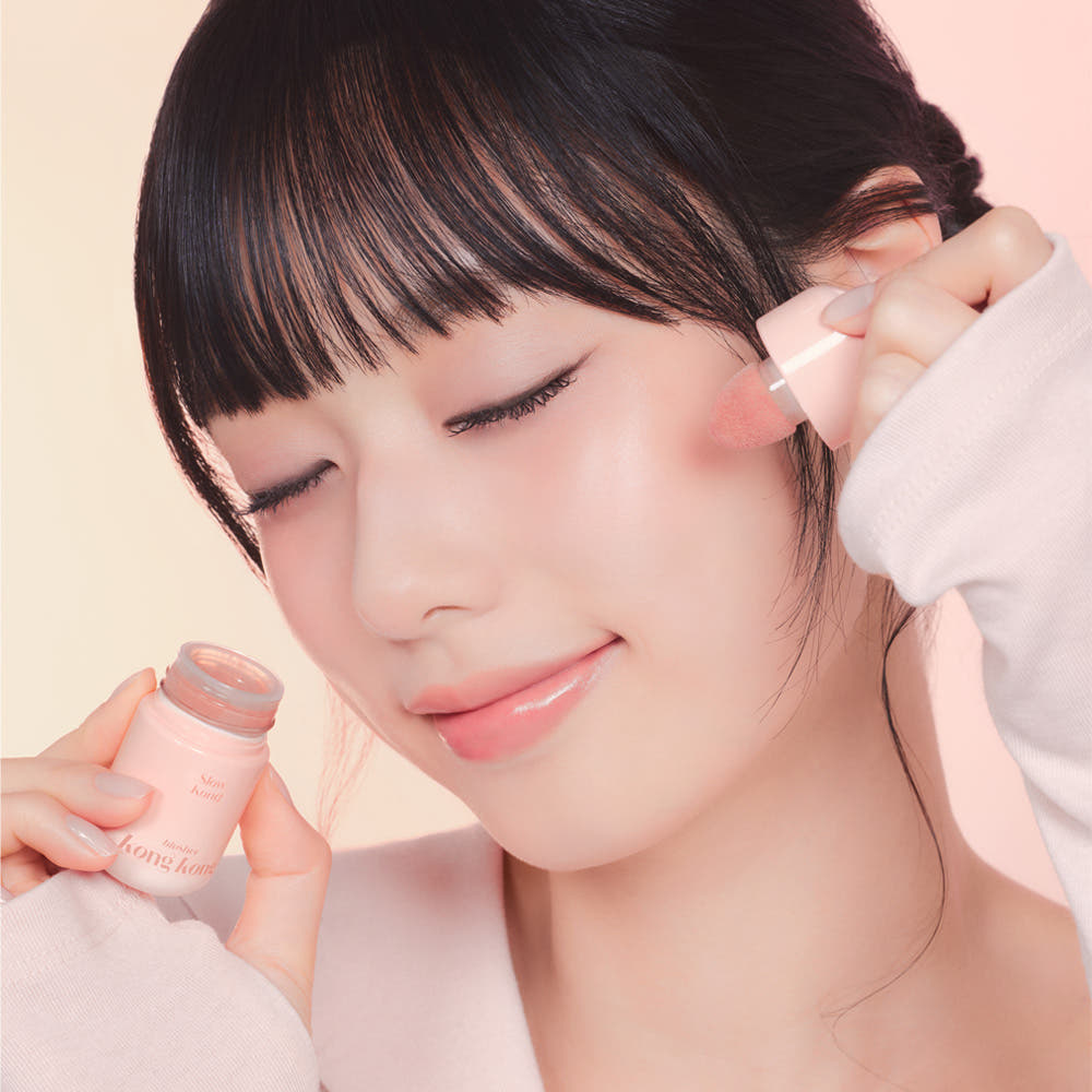 Décris l'image en français : ETUDE Kongkong Blusher 7g de la marque ETUDE, produit cosmétique en flacon, maquillage visage.